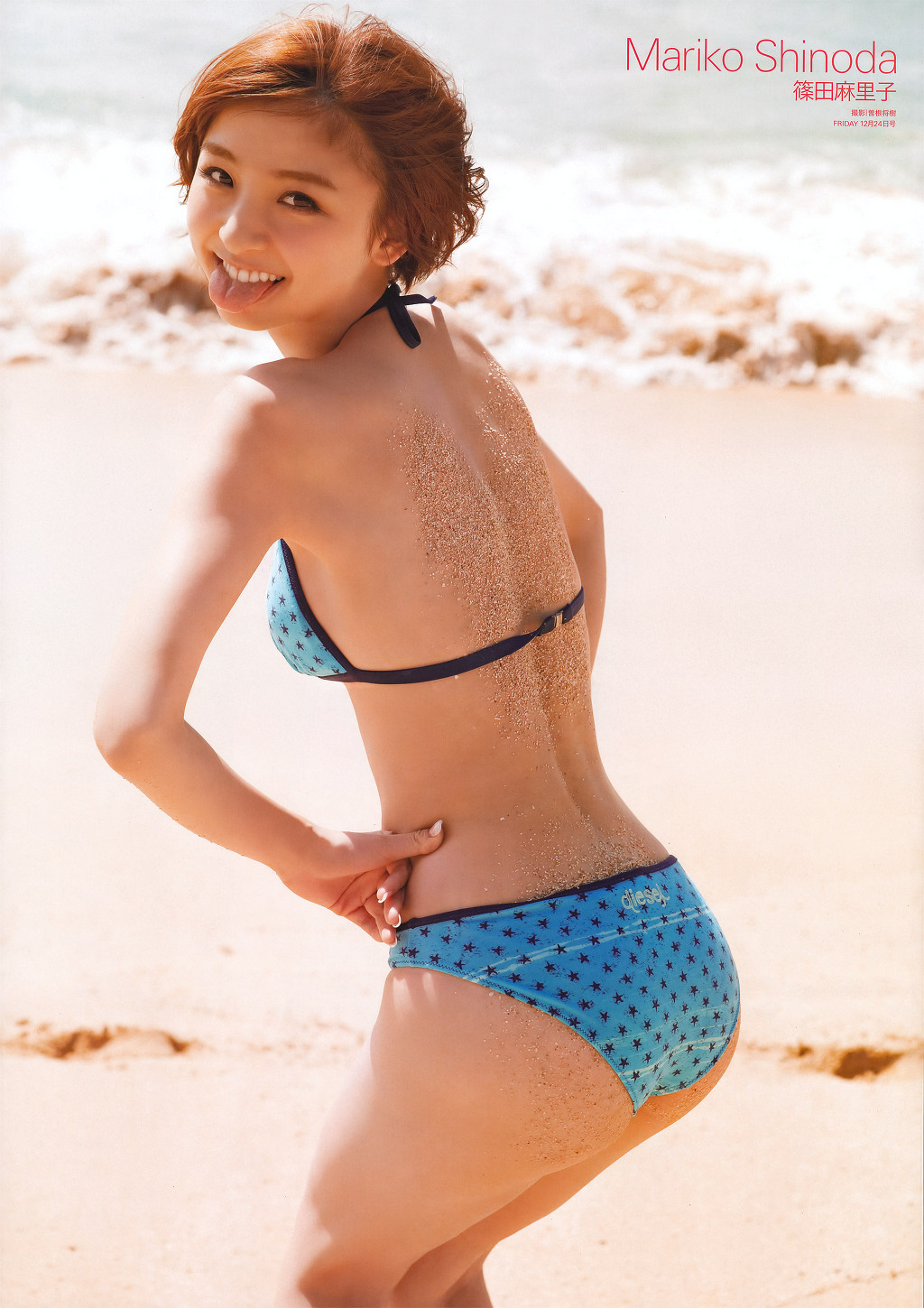 ビーチで水着姿の篠田麻里子さん