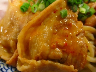 武者気　豚ﾊﾞﾗ豚ﾓﾂ辛つけ麺　肉 (2)